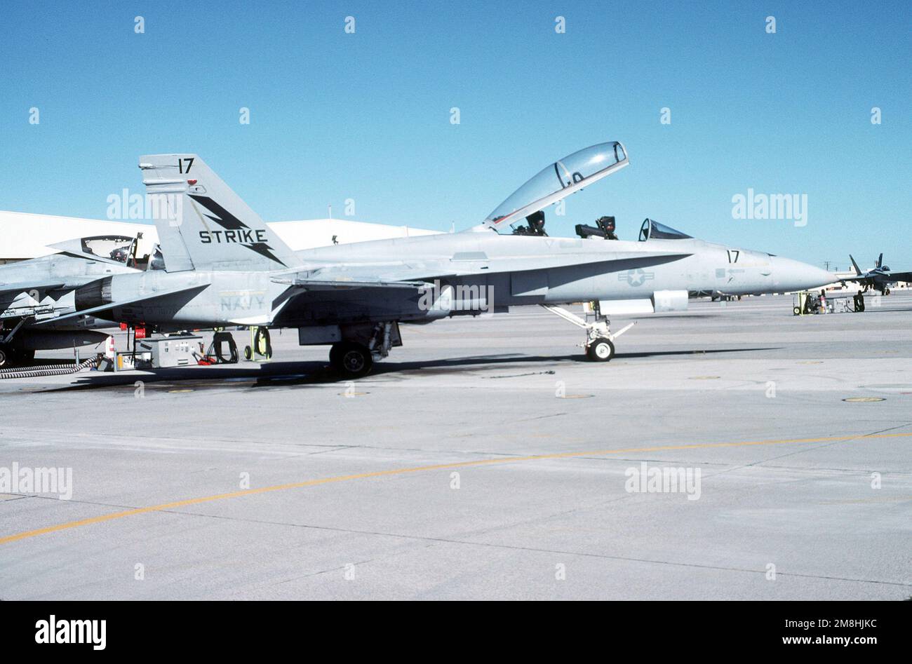 Un aereo F/A-18B Hornet della Strike Warfare School si trova sulla linea di volo. Base: Naval Air Station, Fallon Stato: Nevada (NV) Paese: Stati Uniti d'America (USA) Foto Stock