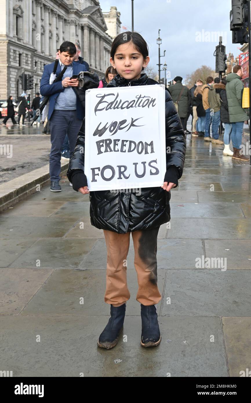 Piazza del Parlamento, Londra, Regno Unito. 14 gennaio 2023: Protesta della comunità afghana per le donne e le ragazze afghane per il cibo, il lavoro e i diritti di istruzione e la libertà per le donne e le ragazze afghane. Credit: Vedi li/Picture Capital/Alamy Live News Foto Stock