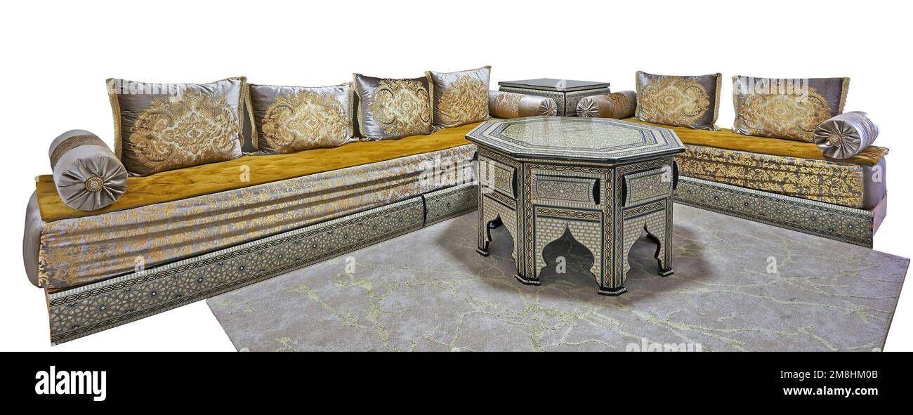 Grande divano marocchino con cuscini e tavolo ornato isolato su bianco con percorso clipping Foto Stock