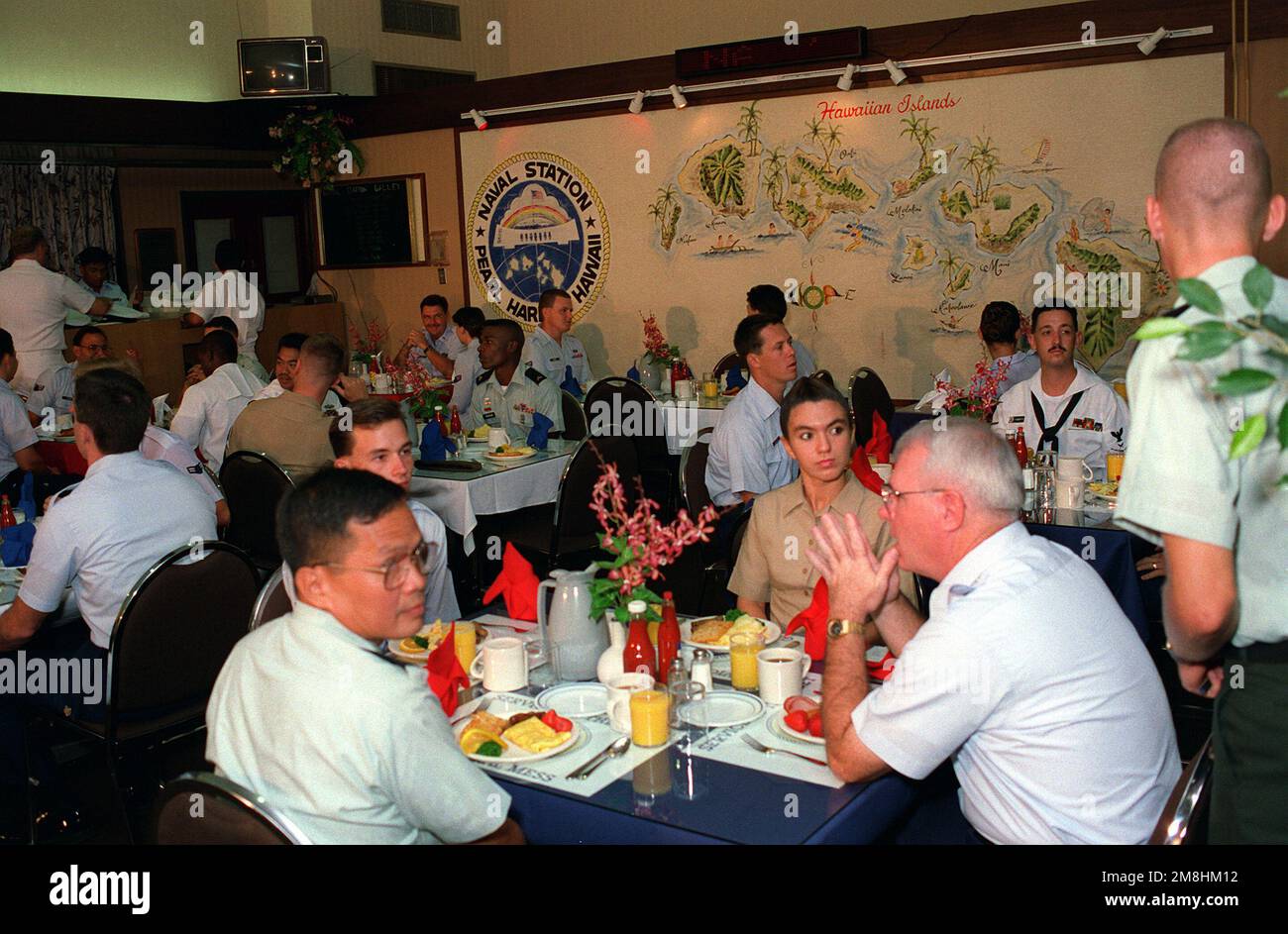 Il personale arruolato attende l'arrivo del presidente William Jefferson Clinton. Clinton farà colazione nella cucina arruolato durante il suo tour delle installazioni militari della zona. Base: Naval Station, Pearl Harbor Stato: Hawaii (HI) Paese: Stati Uniti d'America (USA) Foto Stock