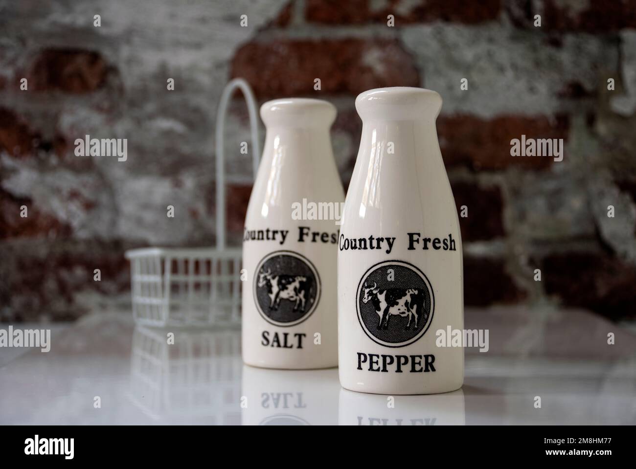 Sale e pentole di pepe Foto Stock