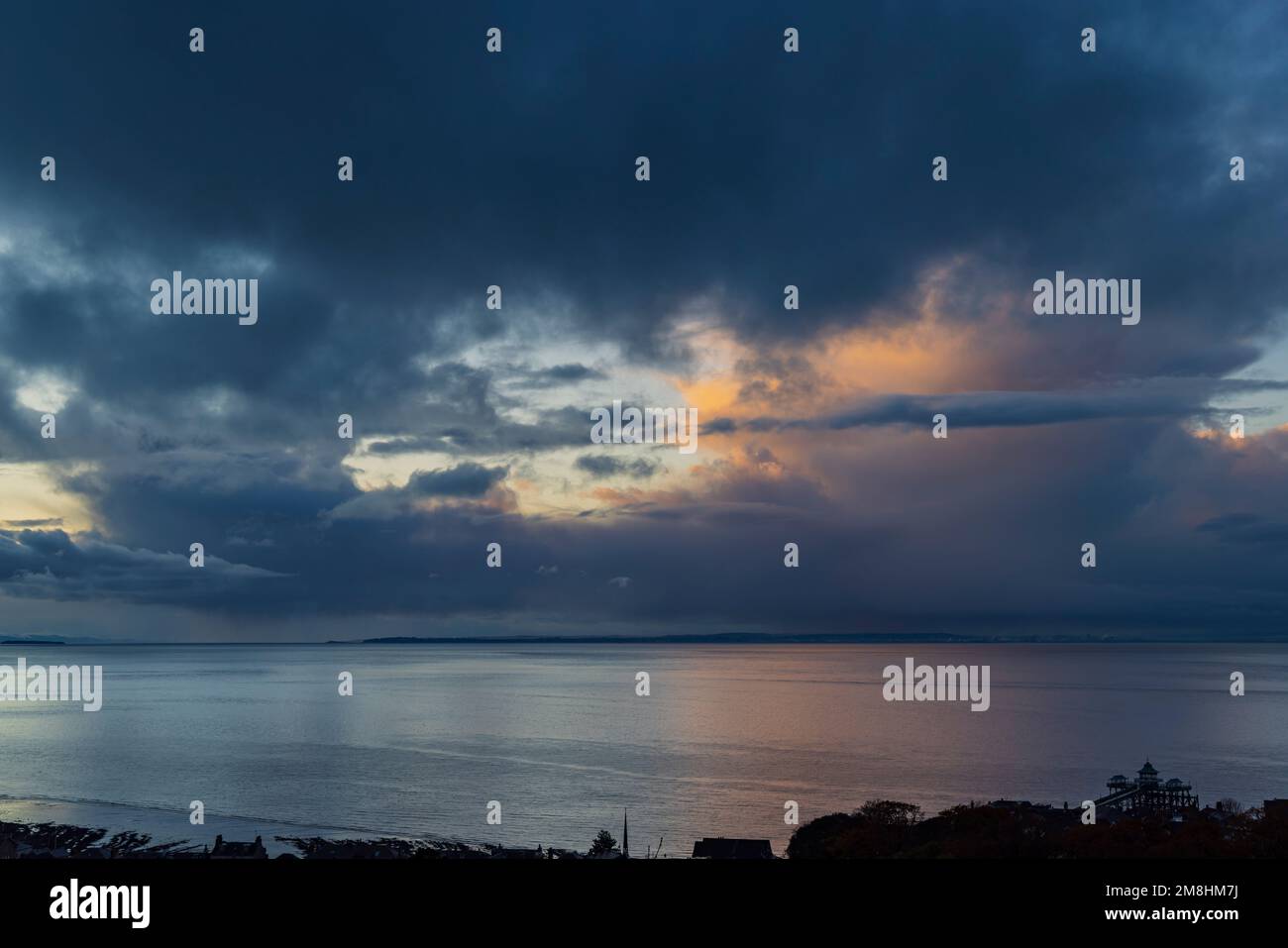 Squally tempo sul canale di Bristol Foto Stock