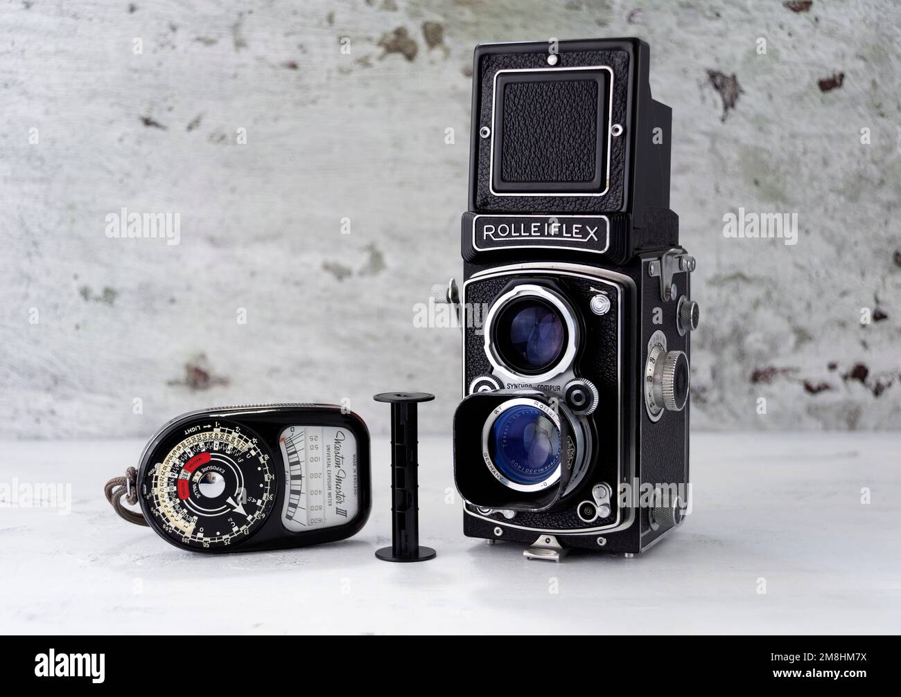 La telecamera Rolleiflex TRL vintage 1950 è accompagnata da un esposimetro Weston Master III Light vintage e da una cartuccia a pellicola vuota. Foto Stock