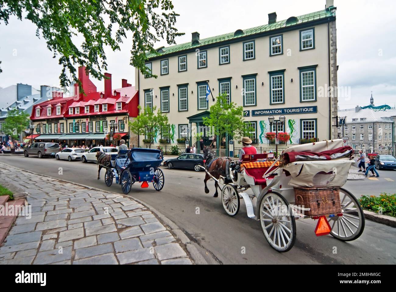 Quebec City Canada, visite turistiche edificio informazioni turistiche con carrozze trainate da cavalli di fronte Foto Stock