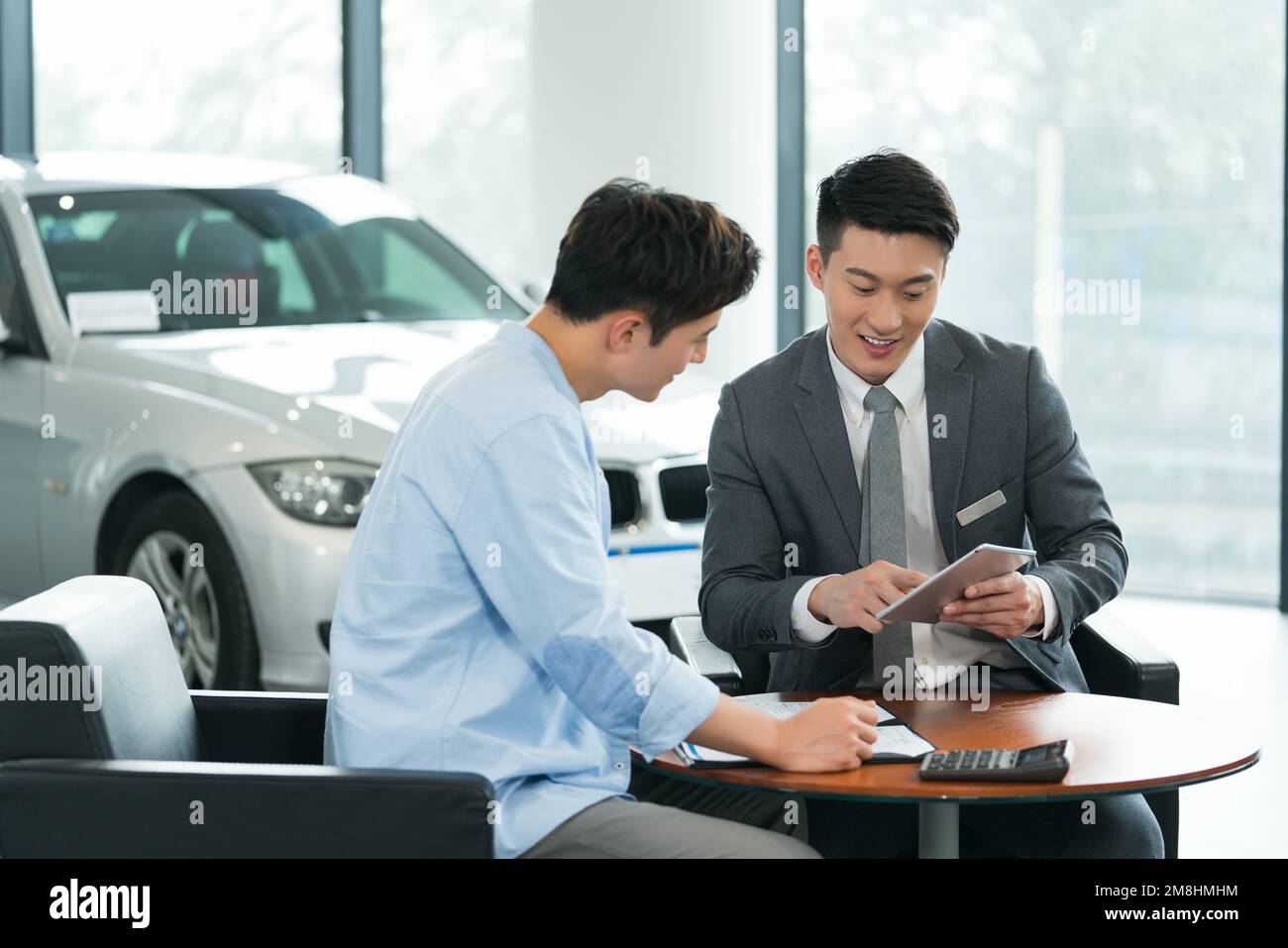 Il giovane uomo per comprare le automobili Foto Stock