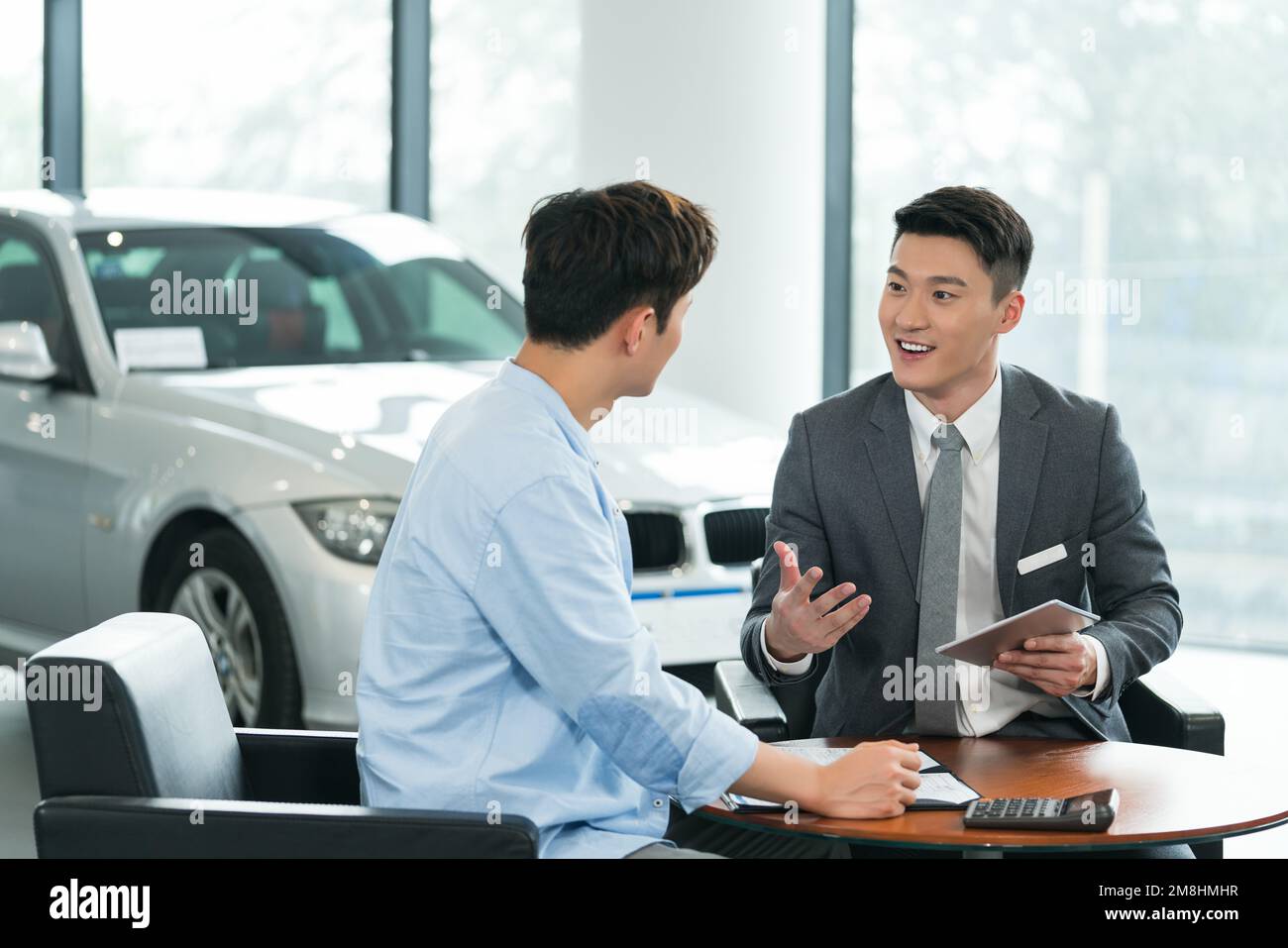 Il giovane uomo per comprare le automobili Foto Stock