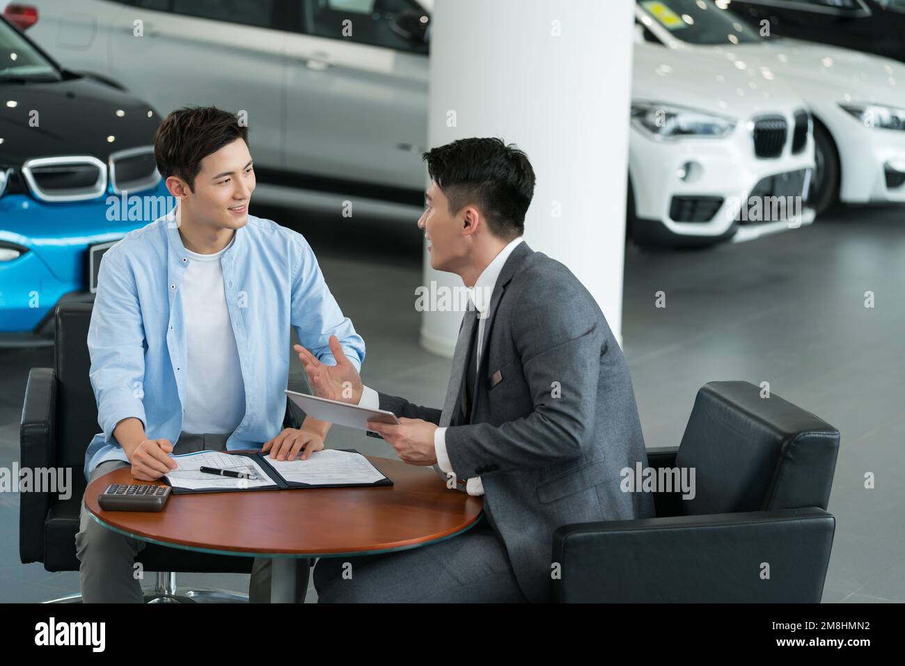 Il giovane uomo per comprare le automobili Foto Stock