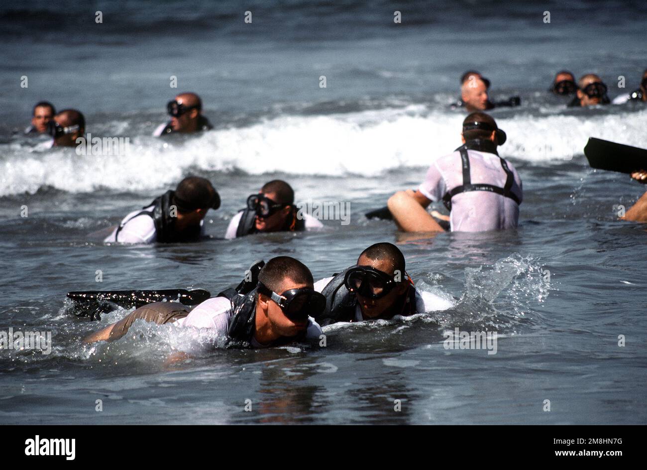 Prima fase di base di demolizione subacquea/FOCA (BUD/S) gli studenti nuotano oltre la linea di surf, aspettano un segnale dal loro istruttore, quindi tornano in spiaggia. Questo ciclo continua fino a quando i muscoli stanchi urlano per il sollievo da acqua ghiacciata e correnti di trazione. I compagni di immersione sono, e devono essere, inseparabili mentre sono in acqua. Base: Naval Amphibious base, Coronado Stato: California (CA) Paese: Stati Uniti d'America (USA) Foto Stock