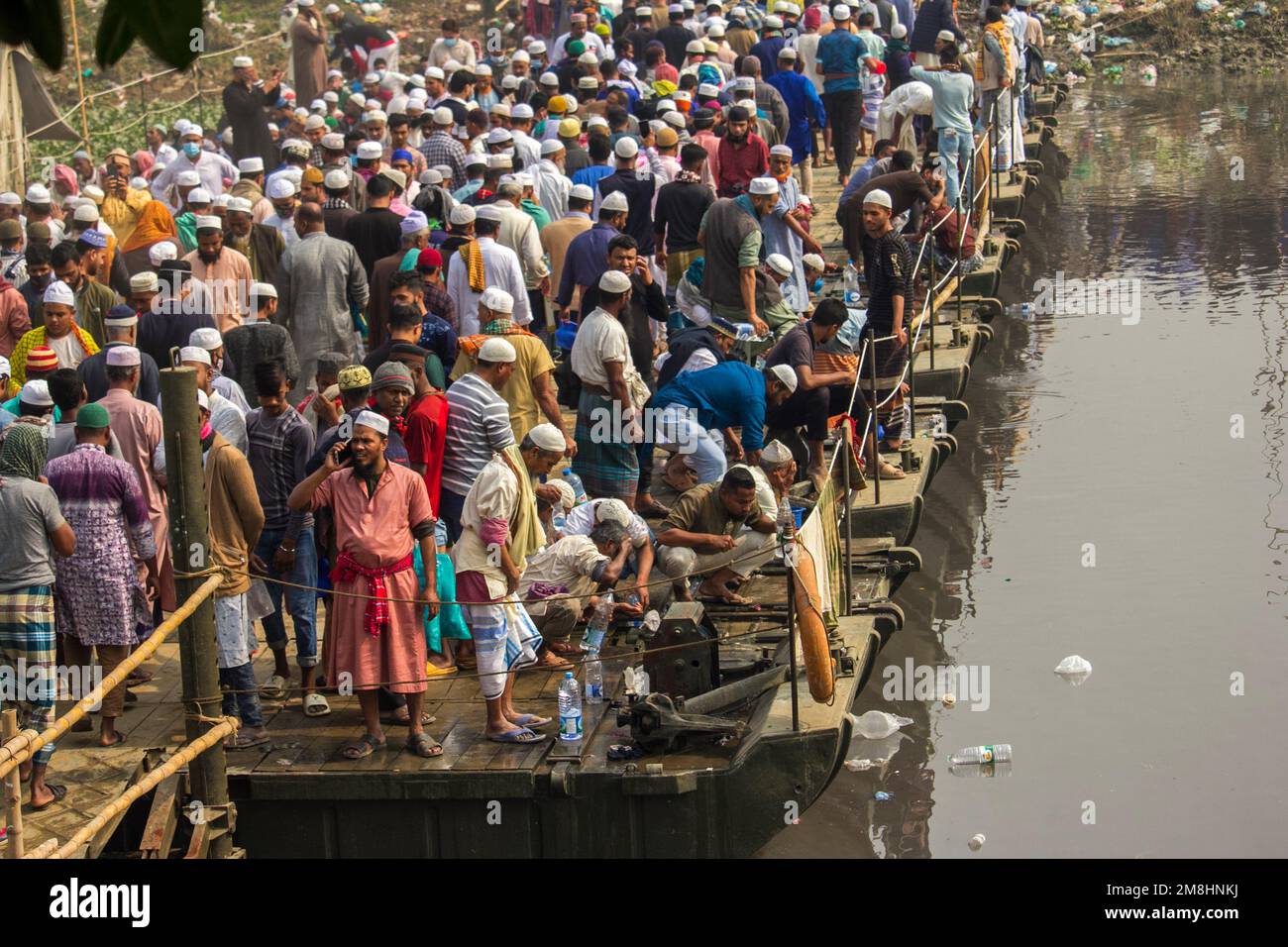 Dhaka, Bangladesh. 13th Jan, 2023. Ijtema è una congregazione islamica organizzata dall'organizzazione islamica in associazione con i milioni di Muslims.it è una parte essenziale del Tablig Jamat in tutto il mondo e un numero enorme di persone si impegnano in Ijtema. (Foto di Rayhan Ahmed/Pacific Press) Credit: Pacific Press Media Production Corp./Alamy Live News Foto Stock