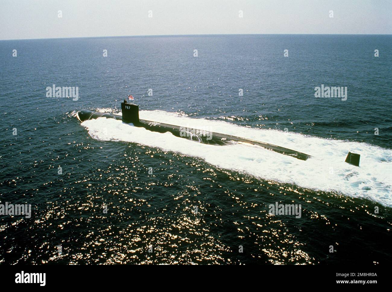 Una vista aerea del quarto porto del sottomarino di attacco nucleare USS Hampton (SSN-767) in corso ad alta velocità durante prove in mare al largo delle cape della Virginia. Paese: Oceano Atlantico (AOC) Foto Stock