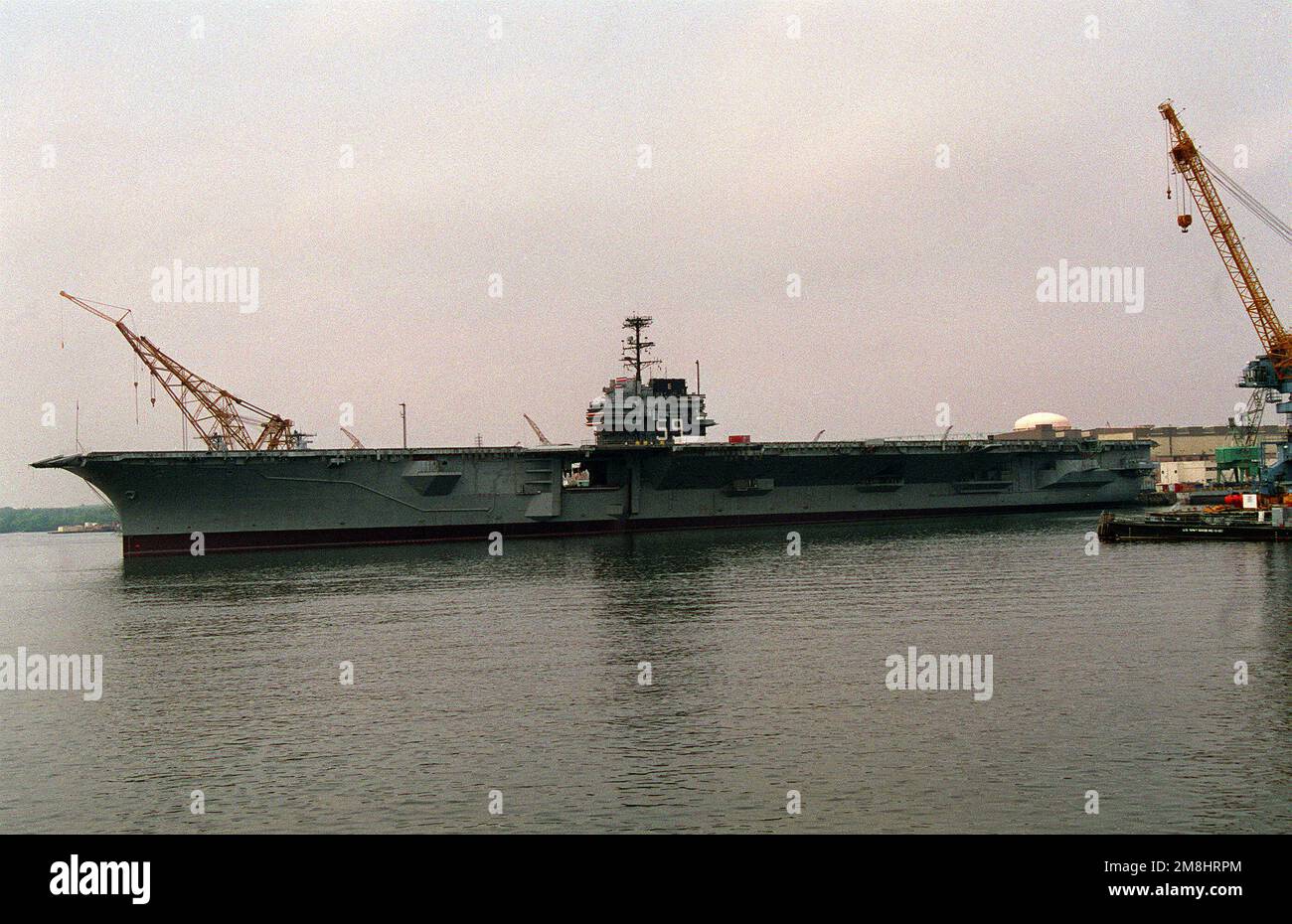 Una vista di prua del porto della portaerei USS FORRESTAL (CV-59) ormeggiata al cantiere navale di Philadelphia. Il vettore sarà messo fuori servizio il 11 settembre 1993. Base: Philadelphia Stato: Pennsylvania (PA) Paese: Stati Uniti d'America (USA) Foto Stock