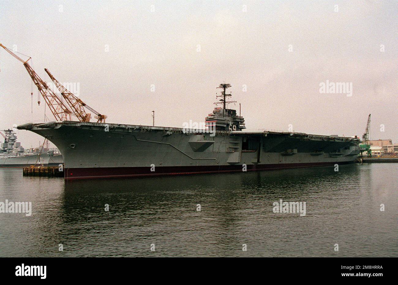 Una vista di prua del porto della portaerei USS FORRESTAL (CV-59) ormeggiata al cantiere navale di Philadelphia. Il vettore sarà messo fuori servizio il 11 settembre 1993. Base: Philadelphia Stato: Pennsylvania (PA) Paese: Stati Uniti d'America (USA) Foto Stock