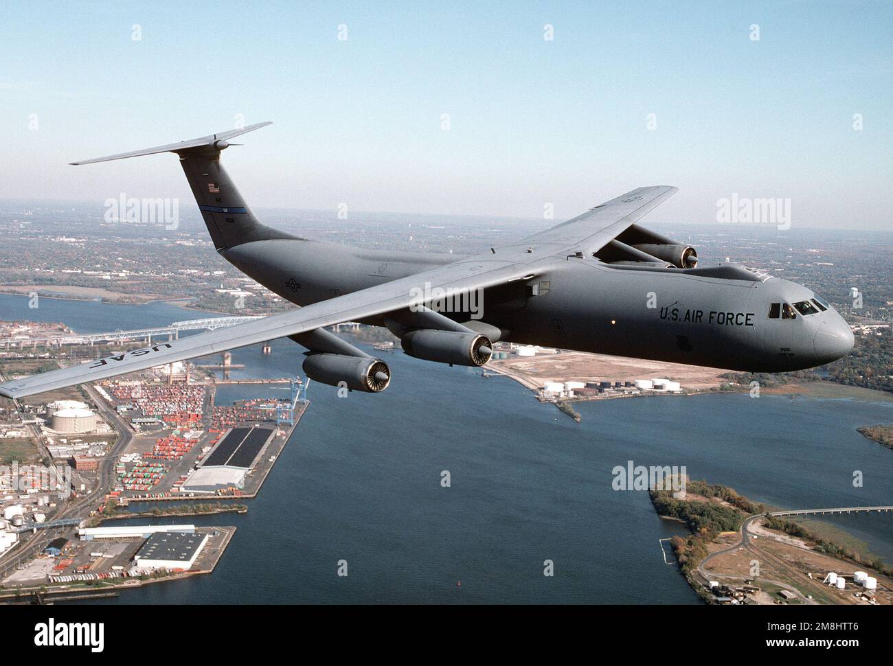 Una vista aria-aria lato destro di un 438th Airlift Wing, C-141 Starlifter che sorvola il Delaware River e Filadelfia, Pennsylvania. Il modello C-141, tail #40616, offre capacità di sollevamento a lungo raggio per Air Mobility Command. Data esatta dell'acquisizione sconosciuta. Base: McGuire Air Force base Stato: New Jersey (NJ) Paese: Stati Uniti d'America (USA) Foto Stock