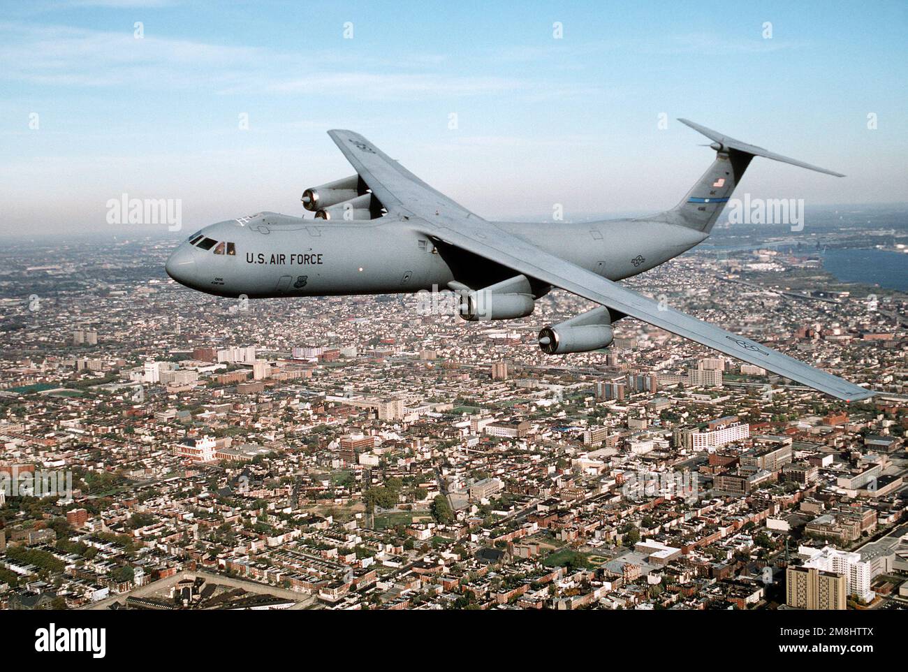 Una vista aria-aria lato sinistro di un 438th Airlift Wing, C-141 Starlifter che vola su Filadelfia, Pennsylvania. Il modello C-141, tail #40616, offre capacità di sollevamento a lungo raggio per Air Mobility Command. Data esatta dell'acquisizione sconosciuta. Base: McGuire Air Force base Stato: New Jersey (NJ) Paese: Stati Uniti d'America (USA) Foto Stock