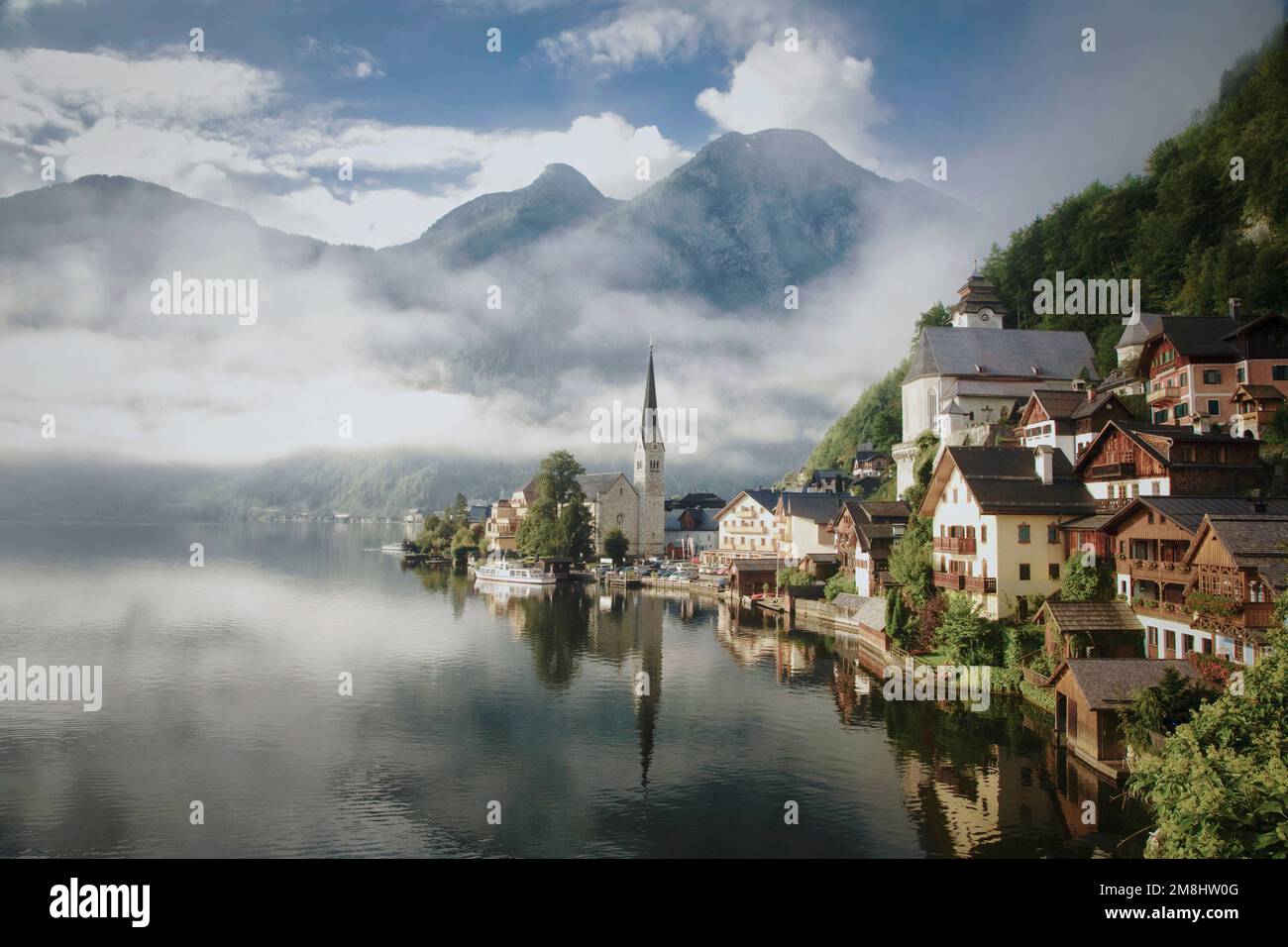 La luce del mattino inizia a svegliare gli abitanti di Hallstatt sul sito di Hallstatter nel Salzkammergut d'Austria. Foto Stock