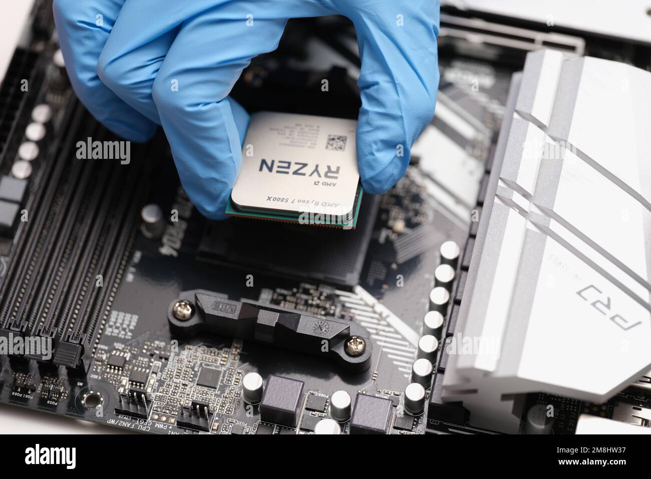 Tbilisi, Georgia - 25 agosto 2022: Primo piano del processore AMD RYZEN sulla scheda madre del PC Foto Stock