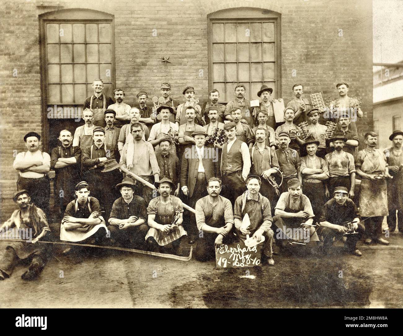 Lavoratori antiquati presso l'azienda produttrice di prodotti, hardware, utensili, Eberhard Manufacturing Company, 1900, Inizio del secolo operai di fabbrica, foto Foto Stock