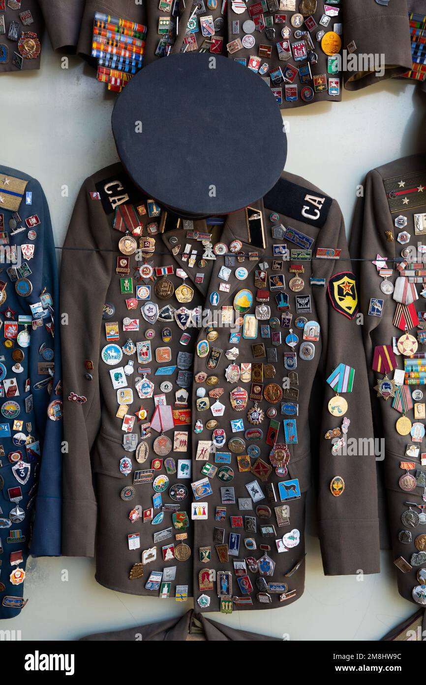 Medaglie militari e uniformi in vendita, Buhkara, Uzbekistan Foto Stock