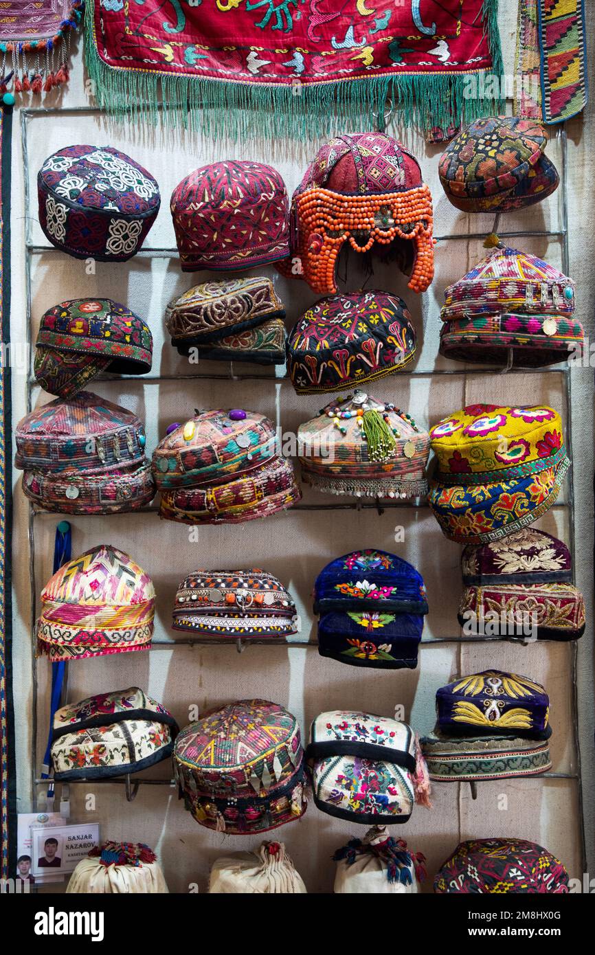 Cappelli in vendita, Toqi Zargaron (Trading Dome), Buhkara, Uzbekistan Foto Stock
