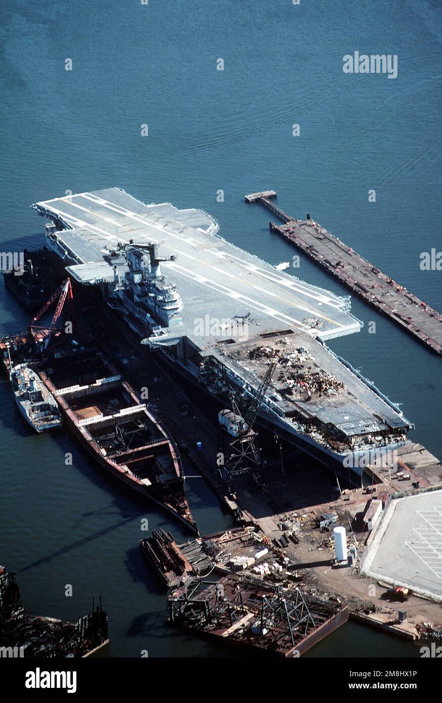 Una vista a dritta della prua del CORALLO marino della portaerei (CV-43)  ormeggiata a Lambert Point per la demolizione da parte della Seawitch  Salvage Co. Parti del ponte di volo blindato sono