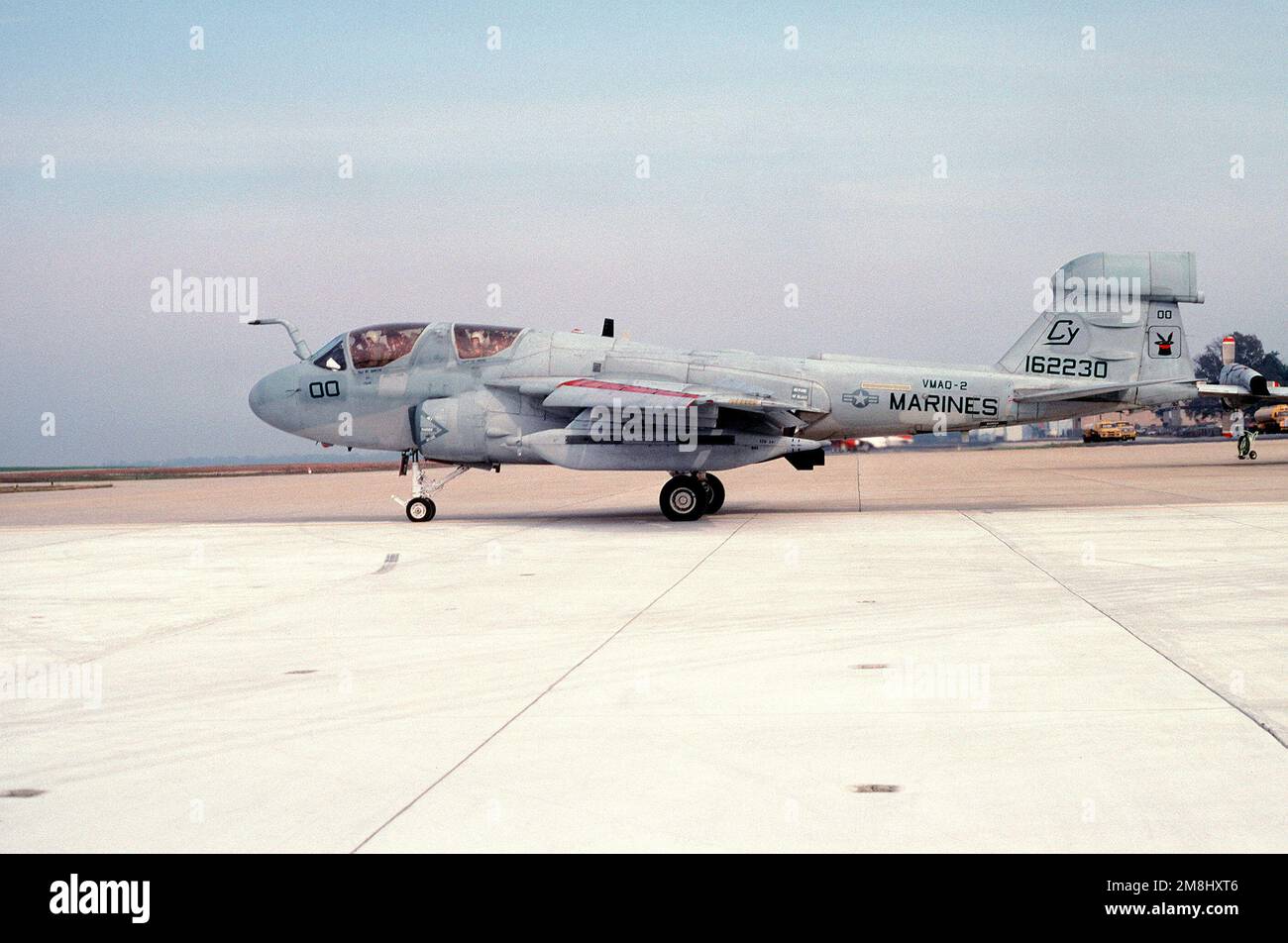 Una vista laterale sinistra di un EA-6B Prowler Aircraft of Marine Tactical Electronic Warfare Squadron Two (VMAQ-2) di Marine Air Group Two (MAG-2) tassì attraverso il tarmac verso la pista attiva in preparazione di un volo di addestramento. Base: Naval Air Facility, Andrews Afb Stato: Maryland (MD) Paese: Stati Uniti d'America (USA) Foto Stock