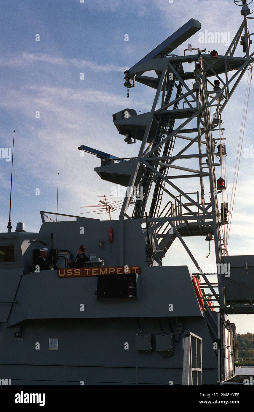 Una vista laterale del porto del palo della nave di pattuglia costiera USS TEMPEST (PC-2) mentre la nave è aperta per i tour pubblici al Washington Navy Yard. Sulla piattaforma superiore si trova l'antenna per il radar di navigazione/ricerca di superficie Sperry RASCAR, sulla piattaforma centrale si trova il sensore per il sistema di imaging Vistar Forward-Looking Infrared (FLIR) e sulla piattaforma inferiore si trova l'antenna per il sistema radar di navigazione SPS-64(V)9. Base: Washington Stato: District of Columbia (DC) Nazione: Stati Uniti d'America (USA) Foto Stock