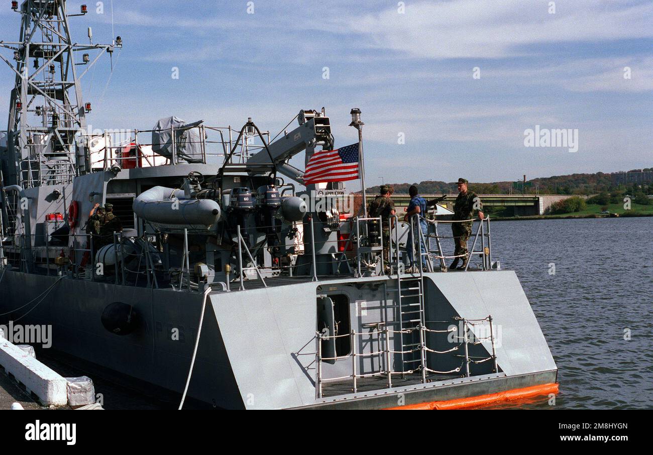 Una vista della piattaforma incassata Sea-Air-Land (SEAL) team subacquei e nuotatori sul poppa della nave di pattuglia costiera USS TEMPEST (PC-2). Sopra la piattaforma si trova il gommone da 20 piedi con scafo rigido e il suo paranco ad attacco rapido. Su una piattaforma sopra la barca si trova uno dei due supporti per pistola Mark 38 25mm della nave. La nave è ormeggiata al Washington Navy Yard ed è aperta per visite pubbliche. Base: Washington Stato: District of Columbia (DC) Nazione: Stati Uniti d'America (USA) Foto Stock