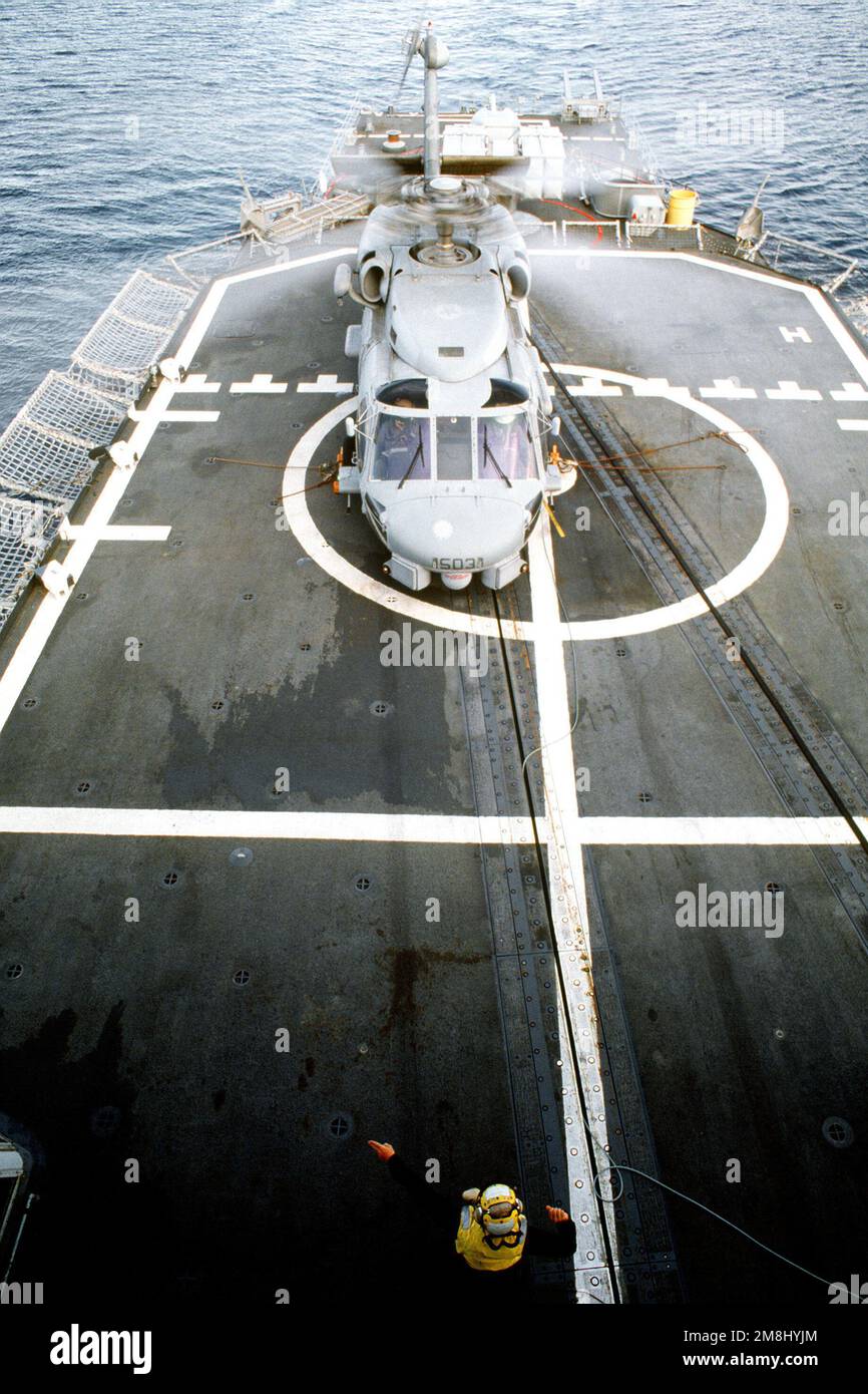 Un elicottero SH-60B Seahawk di Light Helicopter Squadron 38 (HSL-38), imbarcato a bordo del cacciatorpediniere della classe Spruance USS CONOLLY (DD-979), si prepara a scendere dal ponte aereo helo della nave per condurre un'operazione 'presence' a tre miglia da Port au Prince, Haiti durante l'operazione Support Democracy. Oggetto operazione/Serie: SOSTENERE LA DEMOCRAZIA Paese: Mar dei Caraibi Foto Stock