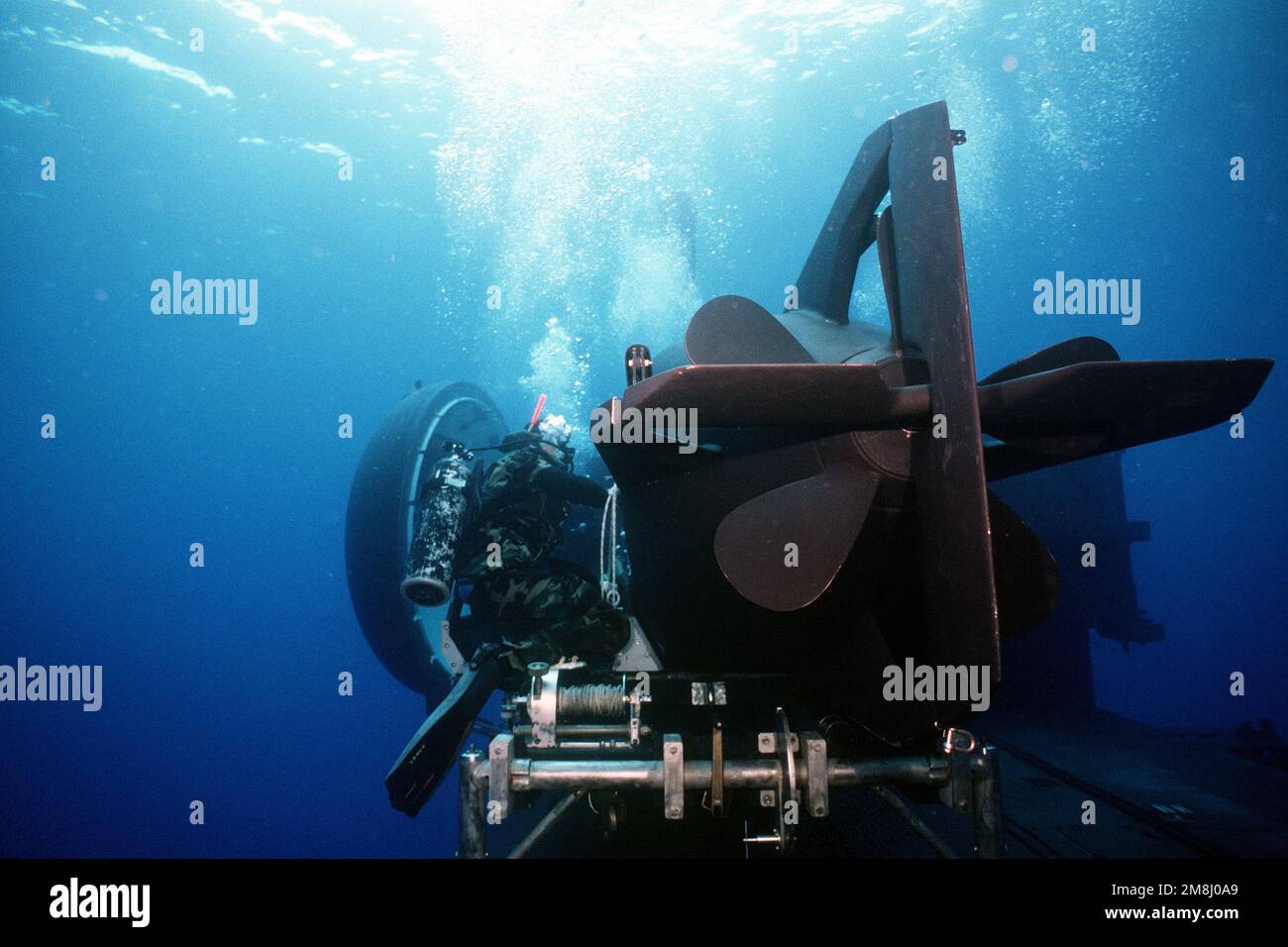 Una vista a poppa del Mark 8 Special Dived Vehicle (SDV) come gli equipaggi DDS (Drydock Shelter) finisce di affondare la SDV sulla culla a bordo del sottomarino nucleare USS KAMEHAMEHA (SSN-642) al largo della costa di Oahu, Hawaii. Paese: Oceano Pacifico (POC) Foto Stock