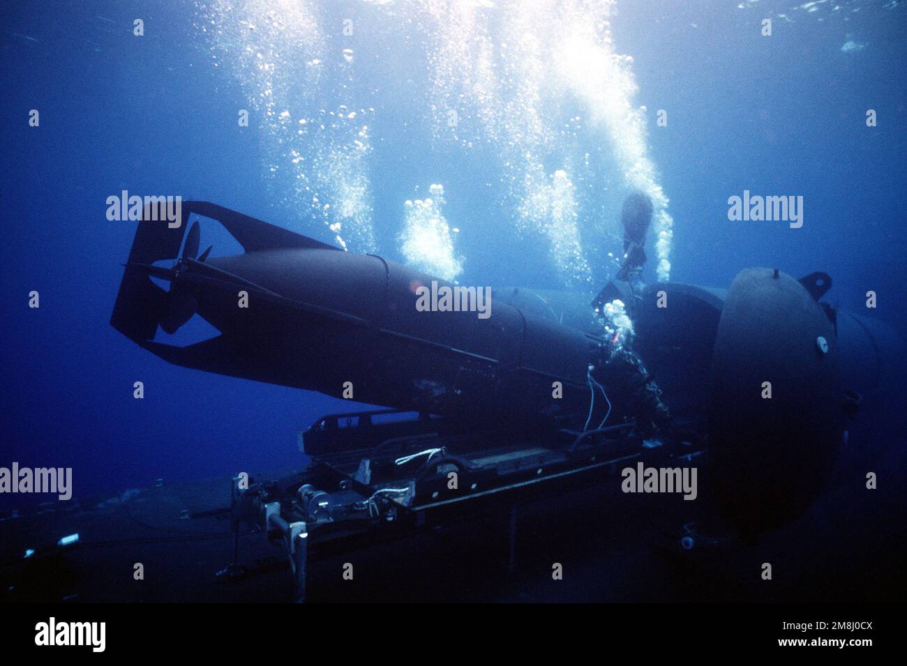 Un veicolo speciale per immersioni Mark 8 (SDV) nella fase iniziale di recupero e affondamento sul rifugio DDS (drydock shelter) a bordo del sottomarino nucleare USS KAMEHAMEHA (SSN-642) durante l'addestramento di operazioni speciali al largo della costa di Oahu, Hawaii. Paese: Oceano Pacifico (POC) Foto Stock
