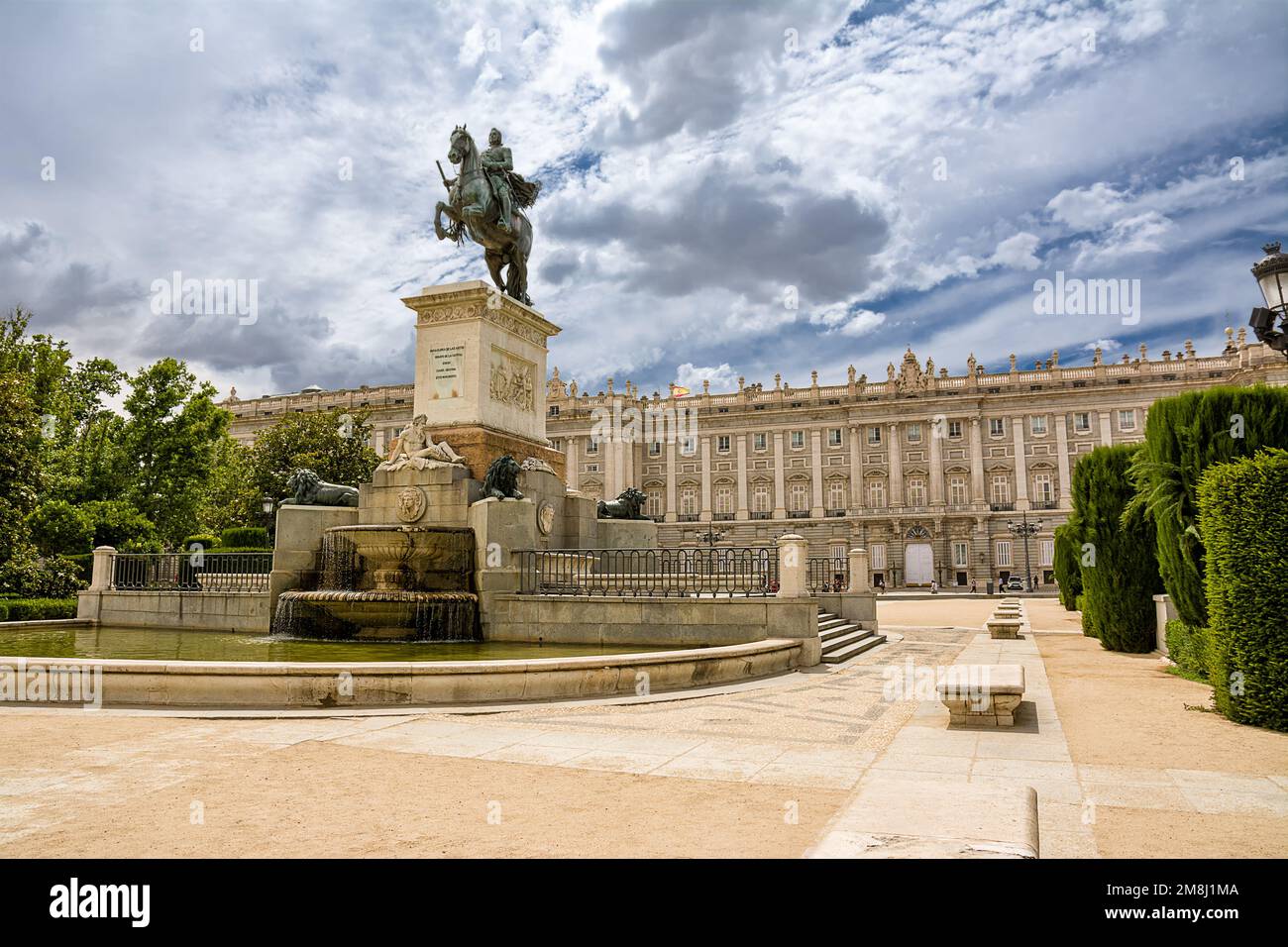 Madrid, Spagna - 20 giugno 2022: Monumento equestre a Filippo IV nei giardini del palazzo reale in Plaza de Oriente, Madrid Foto Stock