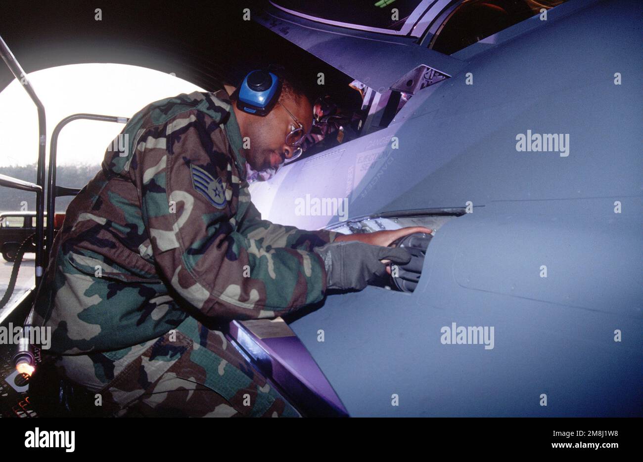 SGT. Gli specialisti delle armi Blanding e F-16 pulisce un diffusore d'aria F-16 con pistola a saracinesche prima del volo di addestramento del novembre 18th dalla Germania. I manutentori dell'aeromobile F-16 del 526th Fighter Squadron eseguono attività di routine preparando l'aeromobile per l'addestramento dei voli. Base: Ramstein Air base Stato: Rheinland-Pfalz Paese: Deutschland / Germania (DEU) Foto Stock