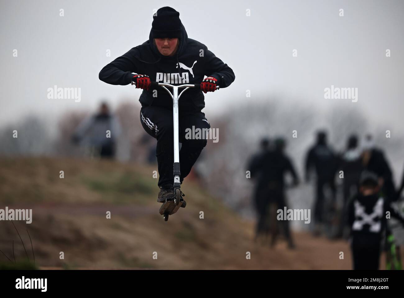 Uno scooter in azione in una pista BMX e pompa vicino a Fleet in Hampshire. Foto Stock