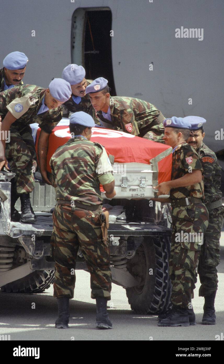 I soldati tunisini scaricano la scrigno del loro compagno in un servizio commemorativo a Mogadiscio. Il soldato è stato ucciso quando una mitragliatrice americana M-60 è stata accidentalmente scaricata durante le operazioni di convoglio. Soggetto operativo/Serie: UNOSOM II base: Mogadiscio Paese: Somalia (SOM) Foto Stock