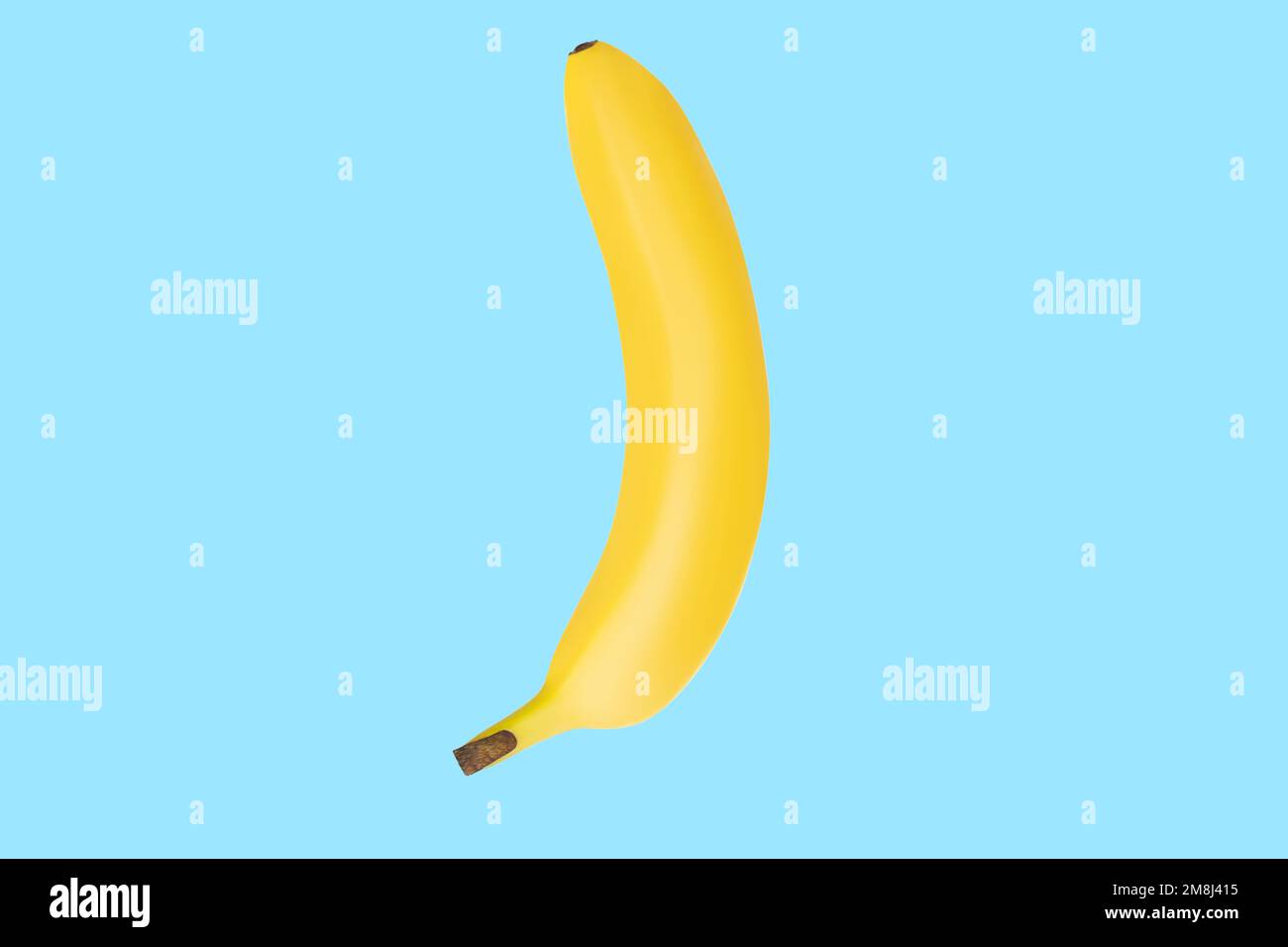 Banana gialla cruda fresca. Su sfondo blu. Foto Stock