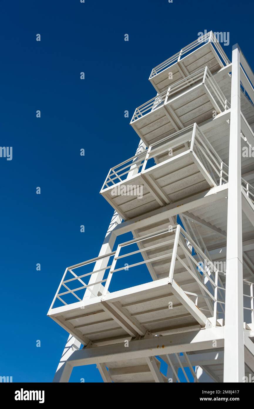 Scala in acciaio sul lato di un edificio con uno sfondo blu cielo Foto Stock Scala in acciaio sul lato di un edificio con uno sfondo blu cielo Foto Stock