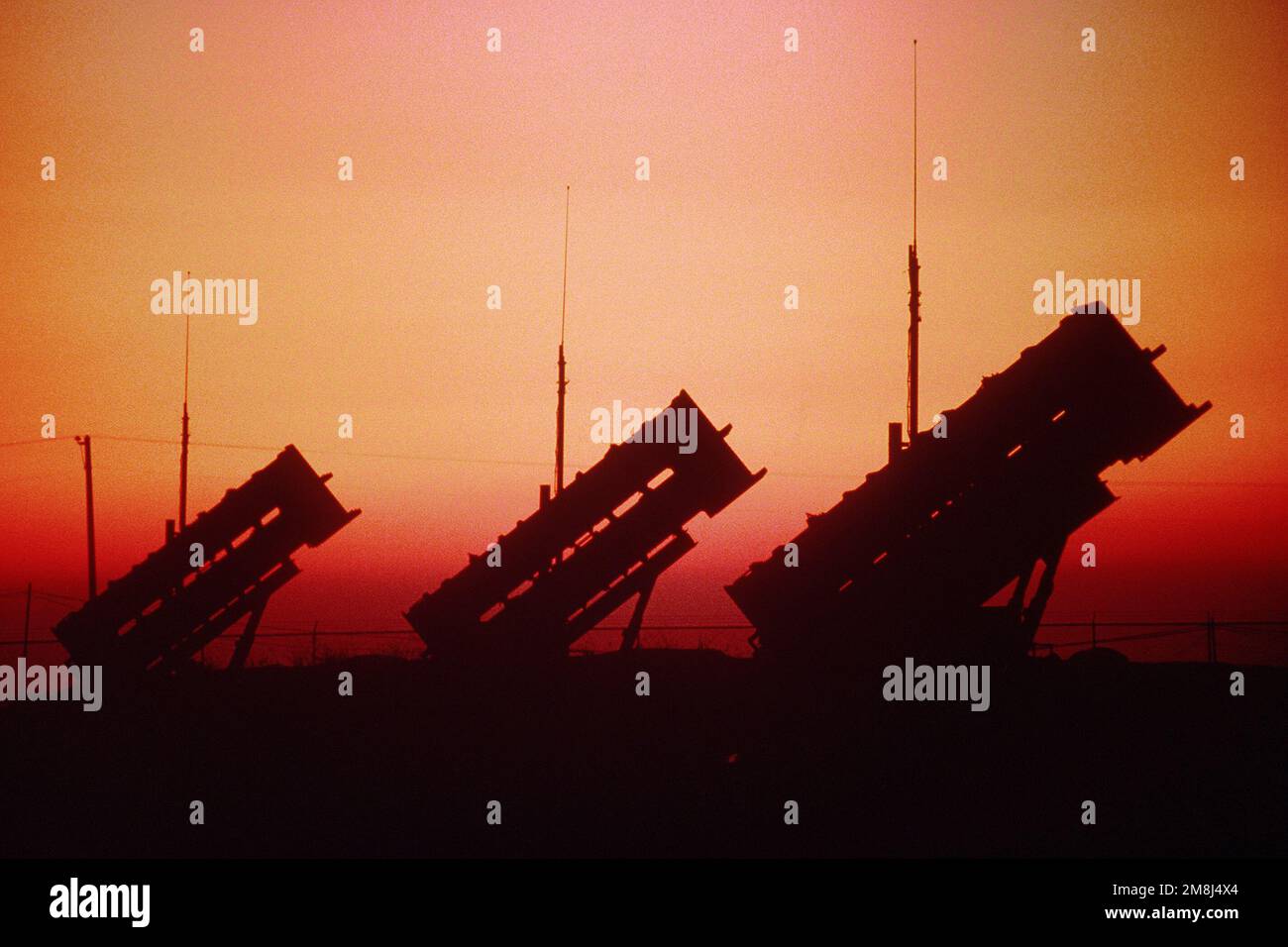 STATI UNITI I missili del Patriot dell'esercito vengono inzagliati contro il sole che tramonta vicino alla base aerea di Kunsan durante l'allenamento. Data esatta dell'acquisizione sconosciuta. Soggetto operativo/Serie: FOAL EAGLE '94 Paese: Repubblica di Corea (KOR) Foto Stock