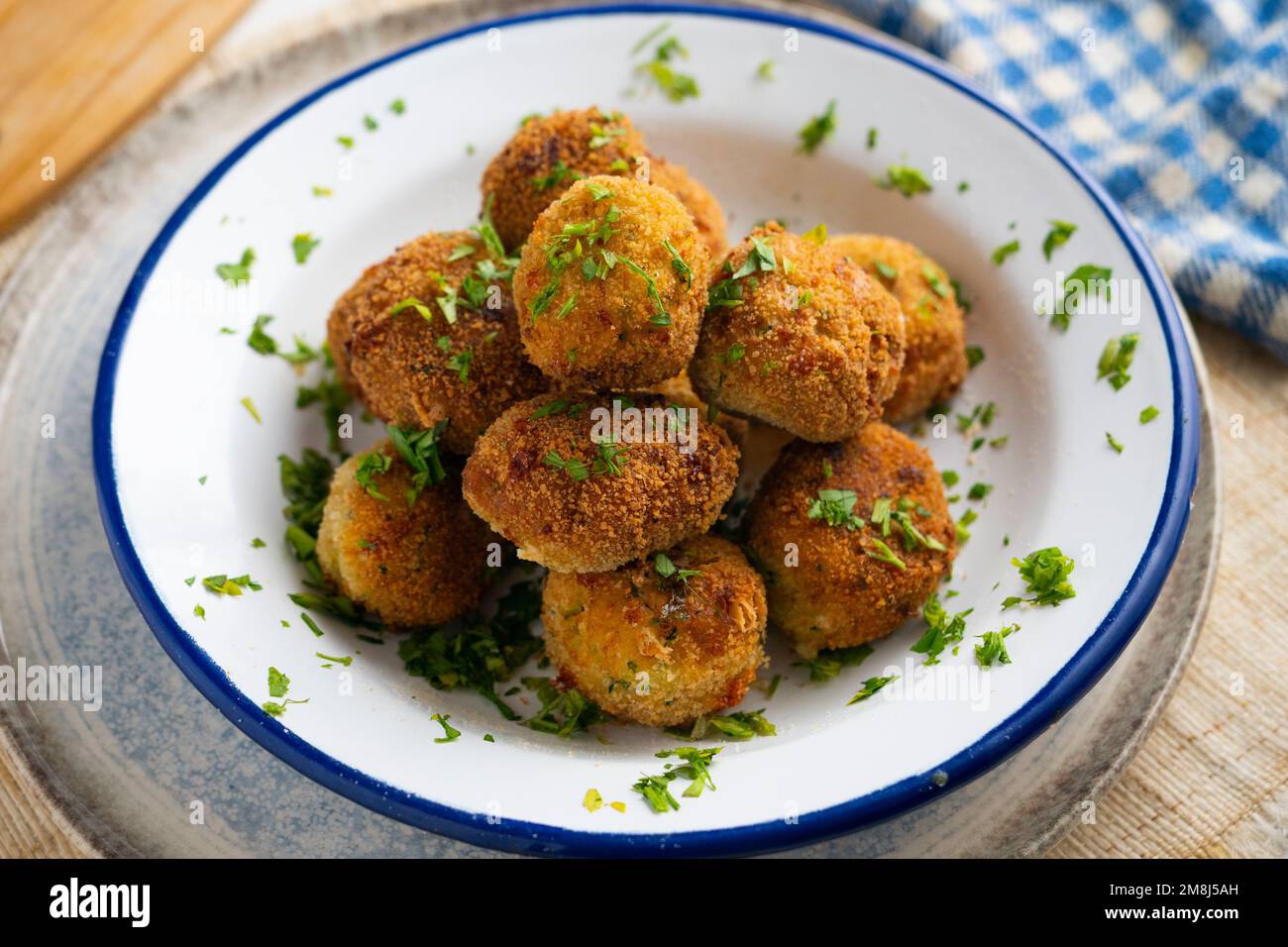 Crocchette vegane spagnole. Porzione di impasto ottenuta da una salsa densa come il bechamel e una mincemeat di vari ingredienti o verdure. Foto Stock