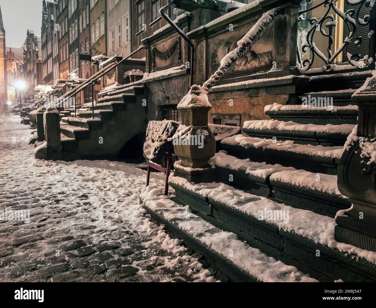 Bella strada storica Mariacka di notte, sotto la copertura di neve, Danzica, Polonia Foto Stock