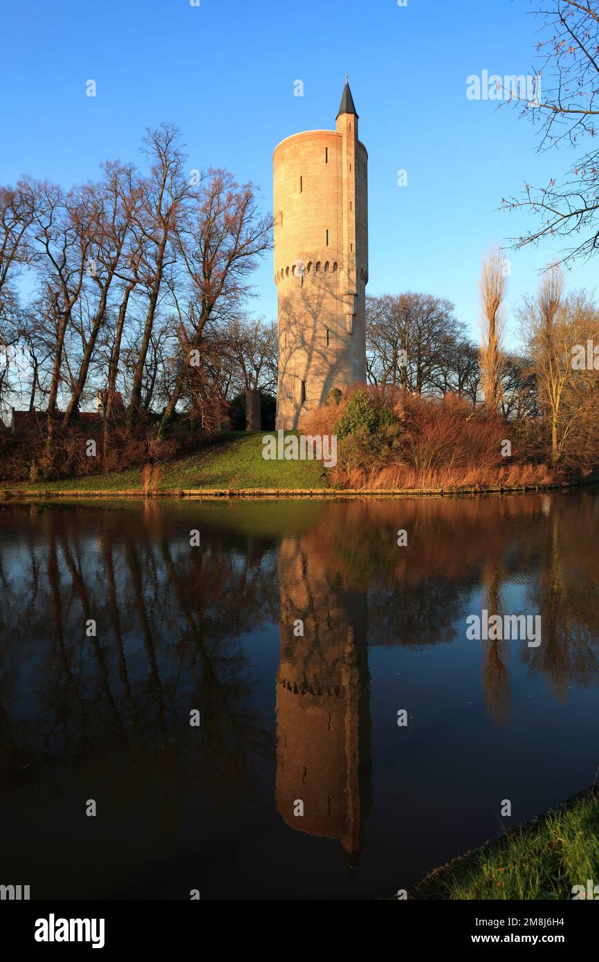 La torre delle polveri di Minnewater, il parco di Minnewater, la città di Bruges, Belgio Foto Stock