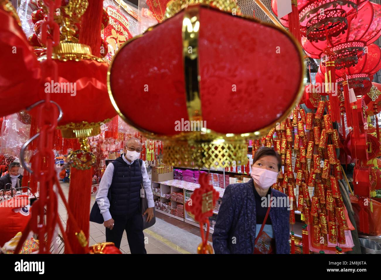 Le decorazioni di Capodanno lunare erano state vendute al mercato di Yuen Long Tai Kiu.03JAN23 SCMP /K. Y. Cheng Foto Stock