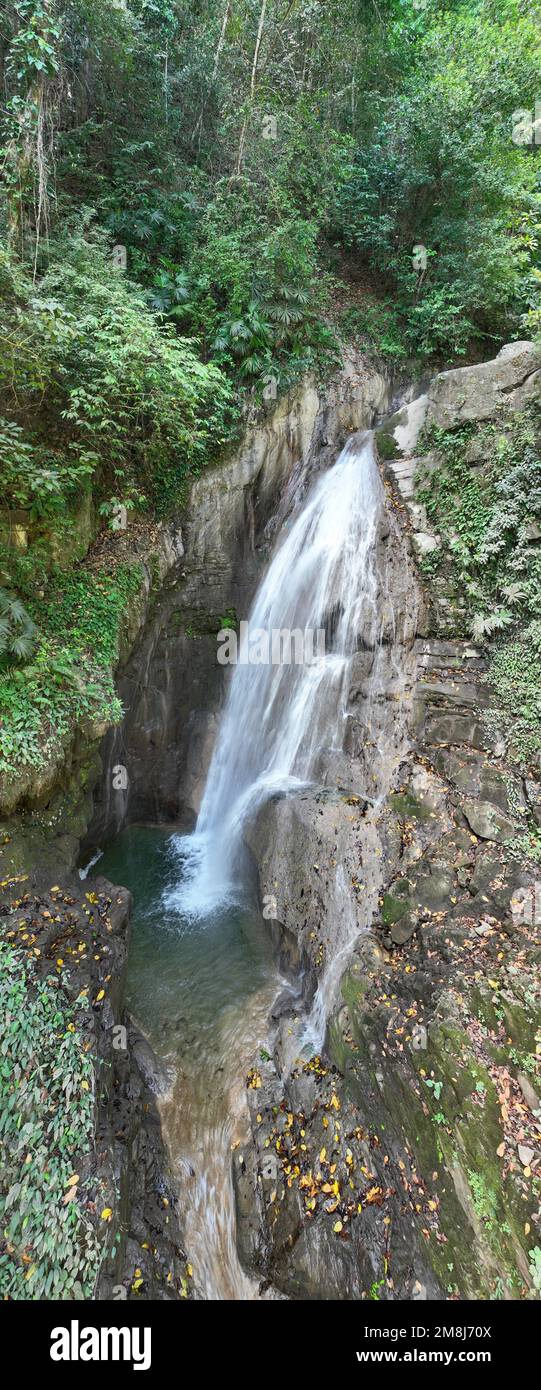 Spettacolare cascata della foresta tropicale in Costa Rica Foto Stock