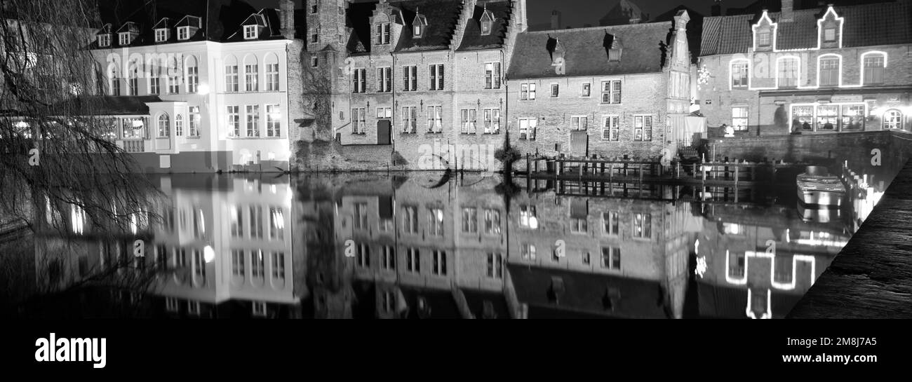 Fiume Dijver, zona di Rozenhoedkaai, città di Bruges, Fiandre Occidentali nella regione fiamminga del Belgio. La città di Bruges è patrimonio dell'umanità dell'UNESCO. Foto Stock