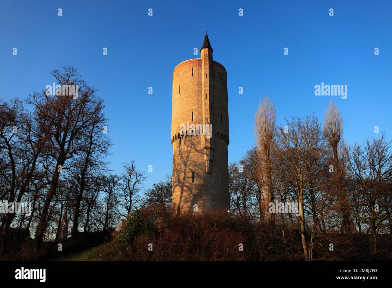 La torre delle polveri di Minnewater, il parco di Minnewater, la città di Bruges, Belgio Foto Stock