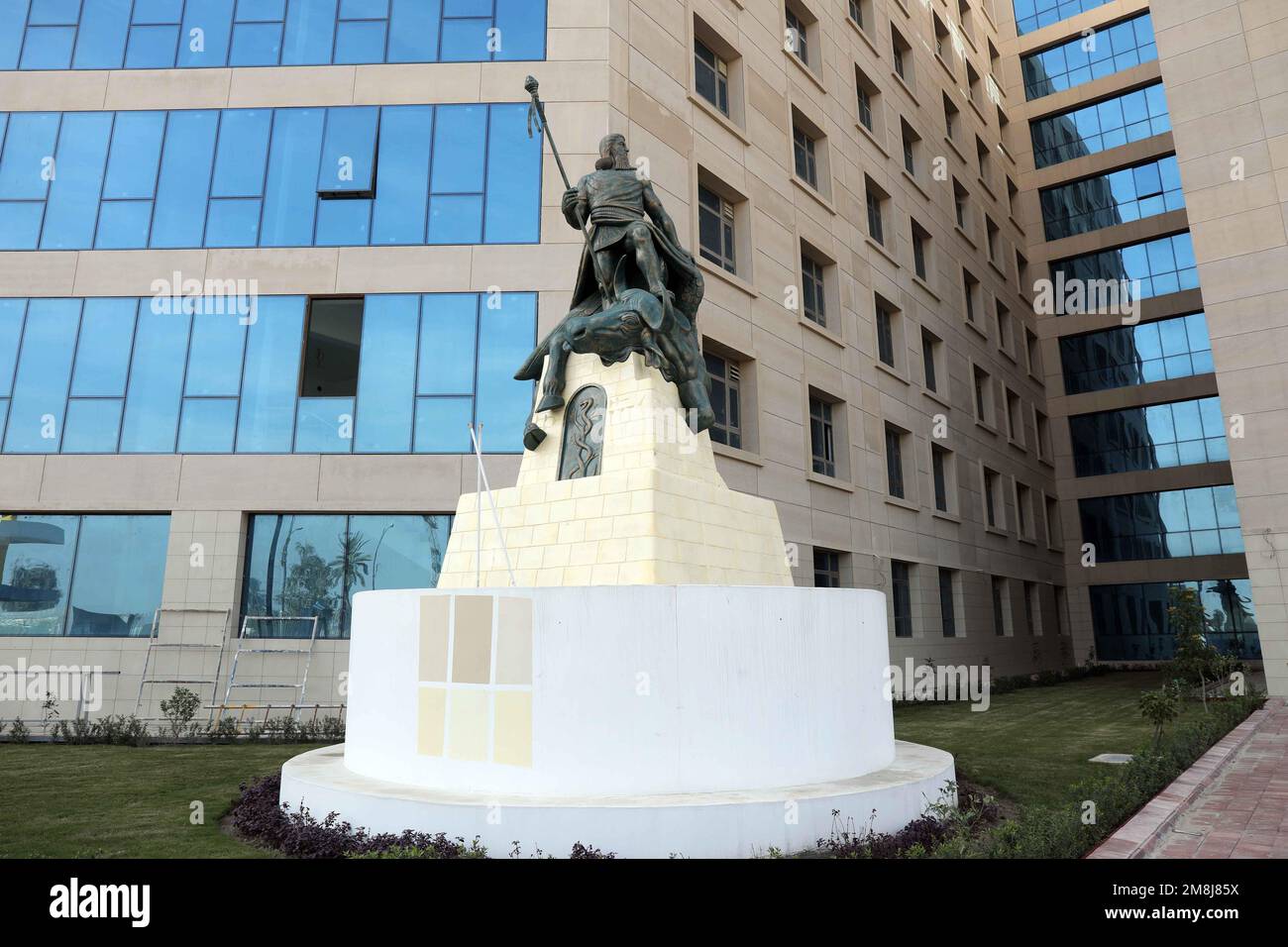 (230114) -- BAGHDAD, 14 gennaio 2023 (Xinhua) -- questa foto scattata il 12 gennaio 2023 mostra una delle statue di Hadi Hamza che rappresentano Gilgamesh, un eroe dell'antica mitologia mesopotamiana, presso l'Università Ashur di Baghdad, in Iraq. PER ANDARE CON 'caratteristica: Scultore iracheno utilizza opere d'arte per incoraggiare le persone a ricostruire la vita' (Xinhua/Khalil Dawood) Foto Stock