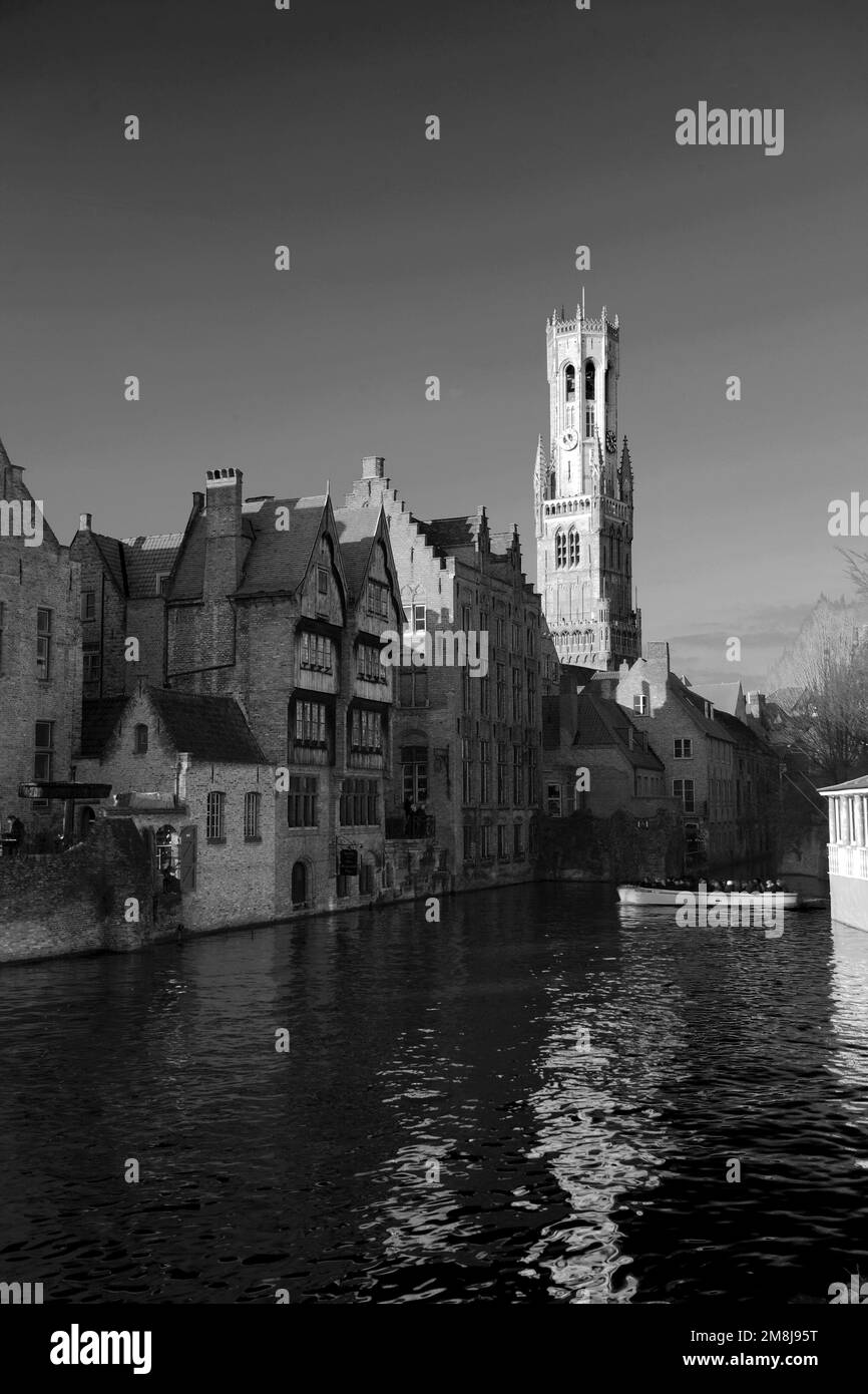 Fiume Dijver e Belfort, zona di Rozenhoedkaai, città di Bruges, Fiandre Occidentali nella regione fiamminga del Belgio. La città di Bruges è patrimonio dell'umanità dell'UNESCO Foto Stock