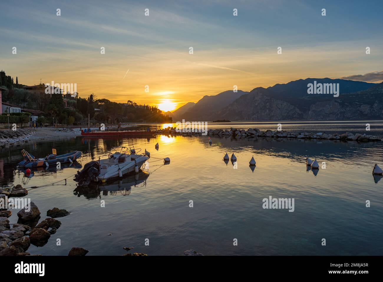 Lago di Garda (Lago di Garda) e Alpi italiane vista dal piccolo porto del paese di Malcesine al tramonto, provincia di Verona, Italia, Veneto, Europa. Foto Stock