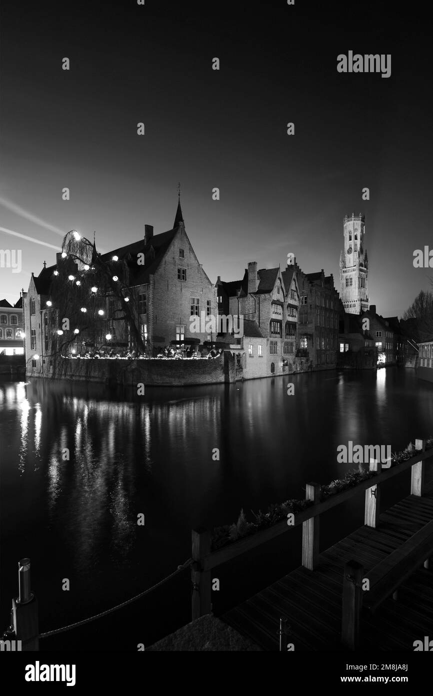 Fiume Dijver e il Belfort di notte, zona di Rozenhoedkaai, città di Bruges, Fiandre Occidentali nella regione fiamminga del Belgio. Bruges è un mondo UNESCO Foto Stock