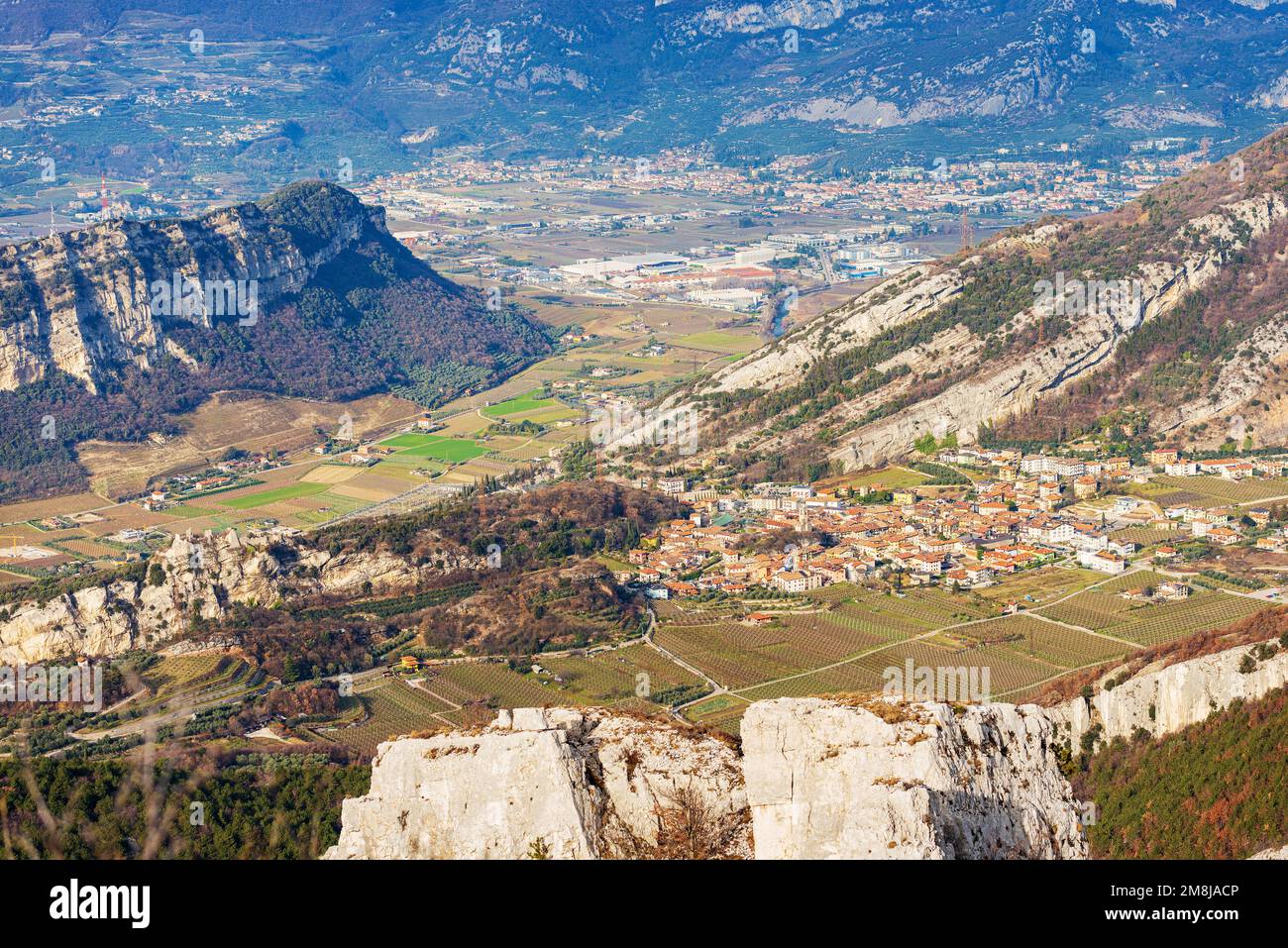 Veduta aerea dei paesini di Nago-Torbole e Riva del Garda, dalla catena montuosa del Monte Baldo (Monte Altissimo di Nago), Trentino, Italia. Foto Stock