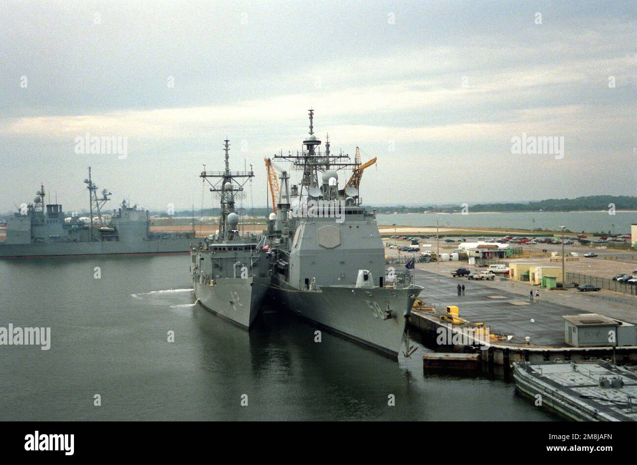Una vista di prua del porto della fregata missilistica guidata USS KLAKRING (FFG-42) ormeggiata a bordo dell'incrociatore missilistico guidato USS PHILIPPINE SEA (CG-58) alla Stazione Navale Mayport. Un incrociatore missilistico guidato di classe Ticonderoga non identificato è sullo sfondo. Base: Mayport Stato: Florida (FL) Paese: Stati Uniti d'America (USA) Foto Stock